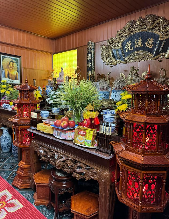 2  mẫu đèn thờ gỗ hương bán chạy